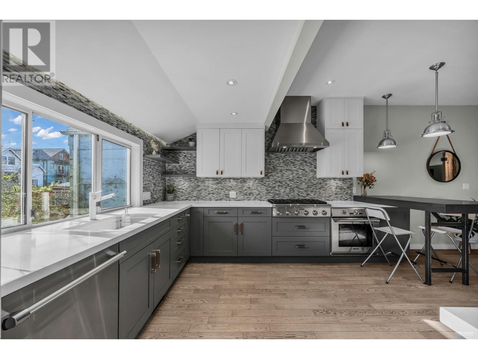 Listing Picture 11 of 40 : 158 E 26TH AVENUE, Vancouver / 溫哥華 - 魯藝地產 Yvonne Lu Group - MLS Medallion Club Member