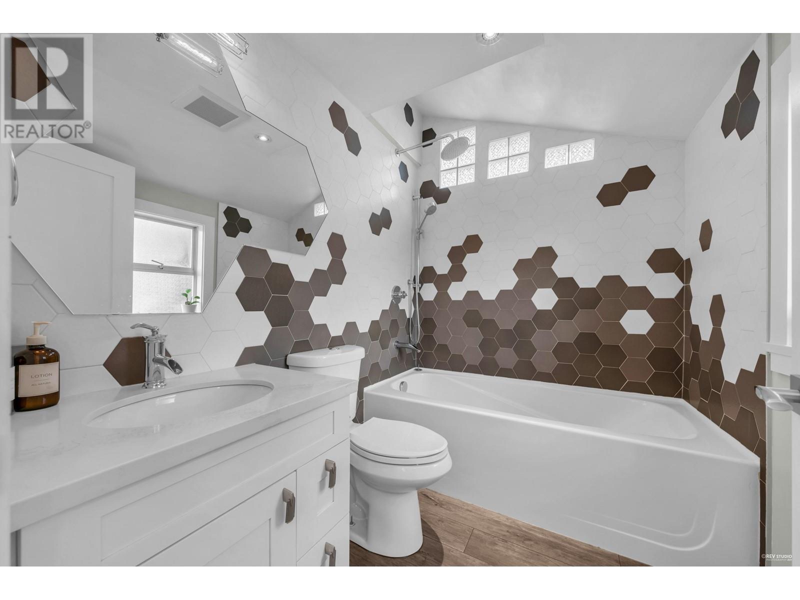 Listing Picture 13 of 40 : 158 E 26TH AVENUE, Vancouver / 溫哥華 - 魯藝地產 Yvonne Lu Group - MLS Medallion Club Member