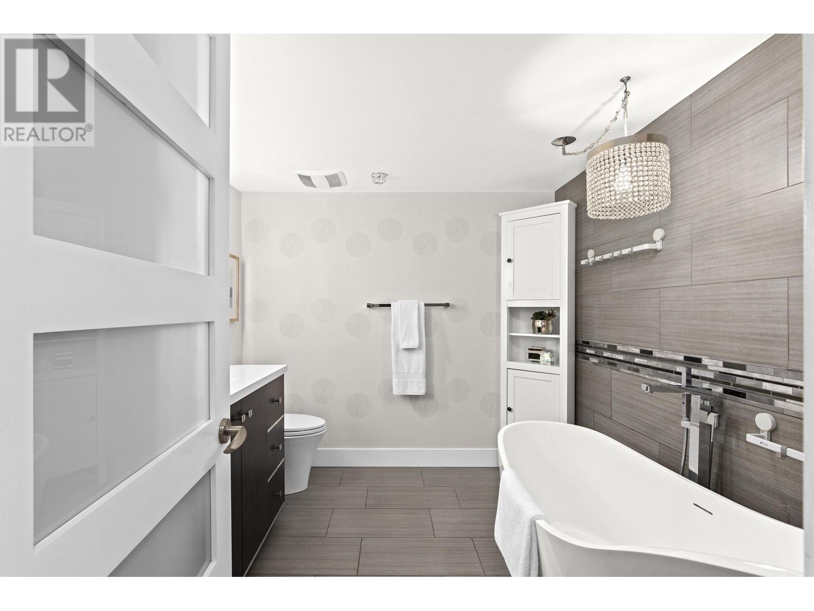 Listing Picture 18 of 31 : 3002 1199 MARINASIDE CRESCENT, Vancouver / 溫哥華 - 魯藝地產 Yvonne Lu Group - MLS Medallion Club Member