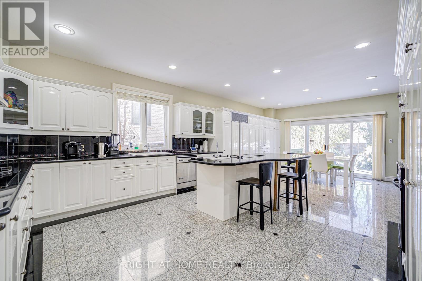 49 Arjay Crescent, Toronto (Bridle Path-Sunnybrook-York Mills), Ontario  M2L 1C6 - Photo 13 - C11948301