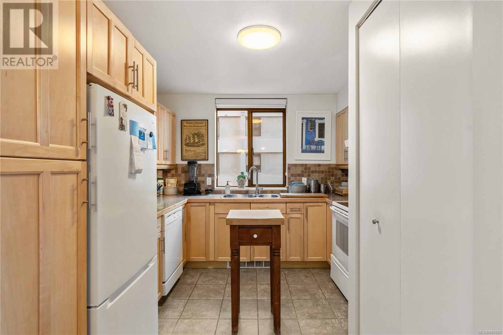 303 1034 Johnson St, Victoria, British Columbia  V8V 3N7 - Photo 6 - 985601