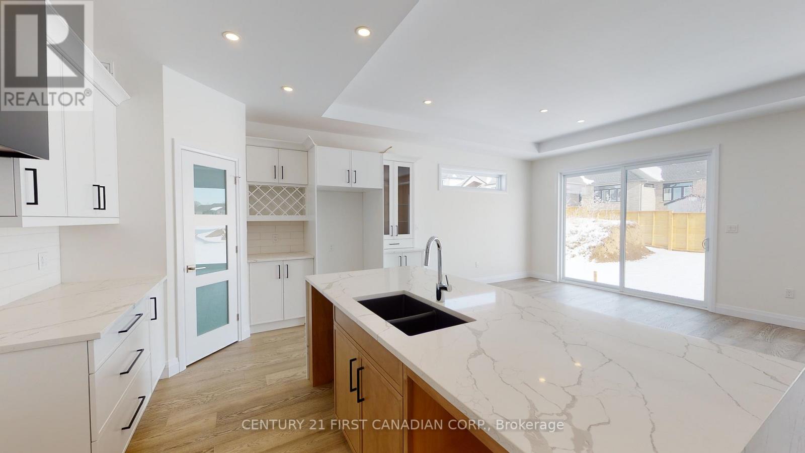18 Postma Crescent, North Middlesex (Alisa Craig), Ontario  N0M 1A0 - Photo 5 - X11948902