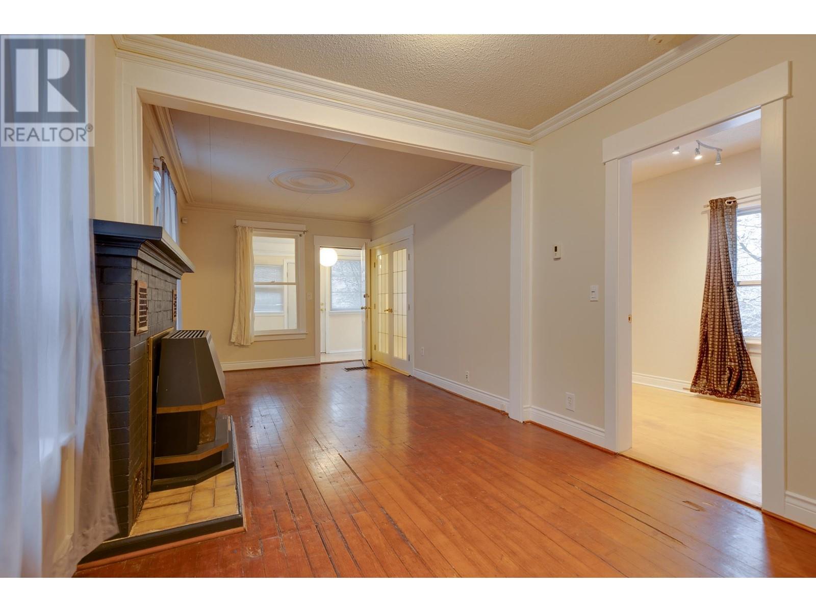 Property at 1934 ROSS CRESCENT image 4