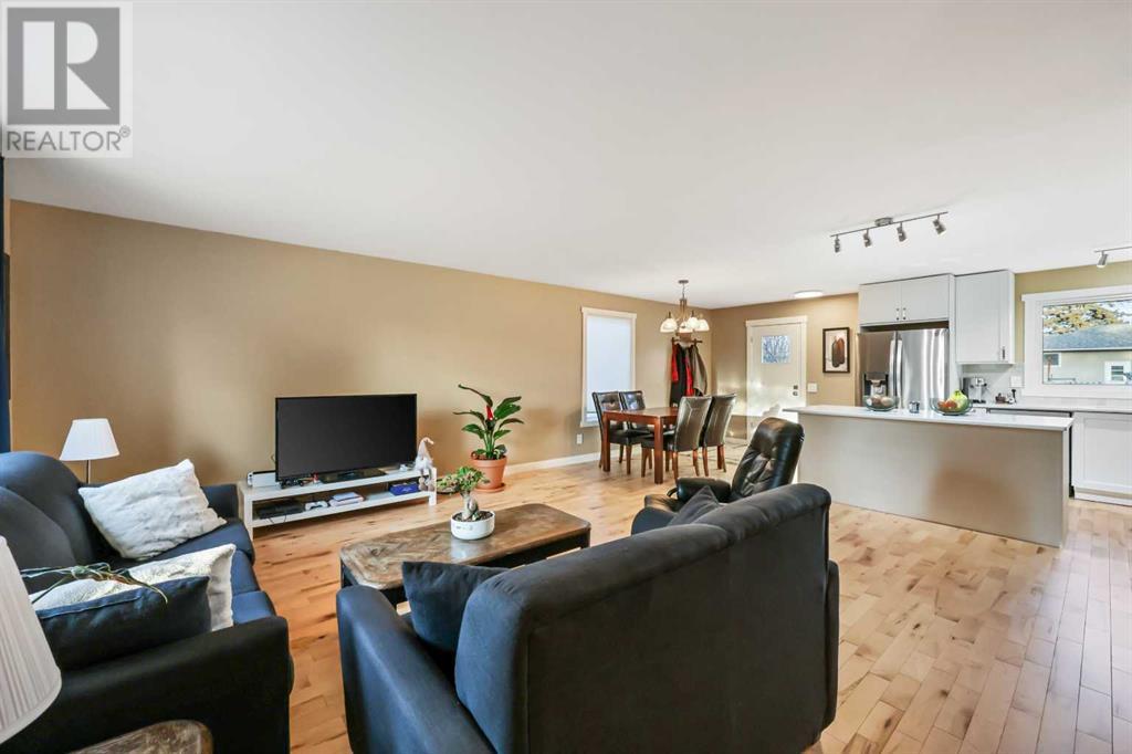 Property at 212 68 Avenue NE image 3