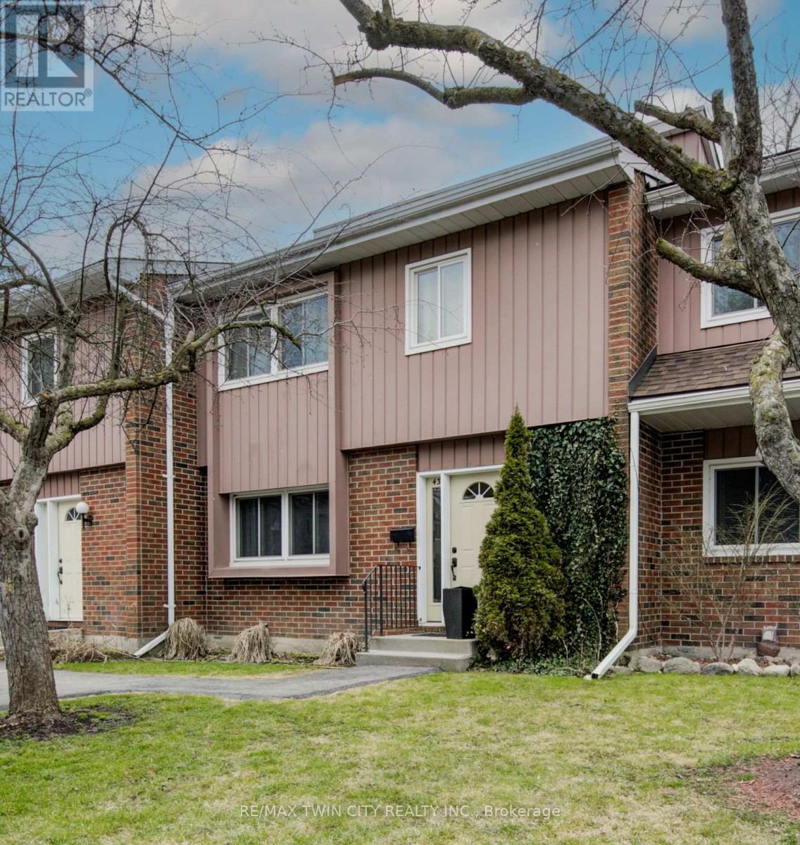 Property at 43 - 121 UNIVERSITY AVENUE E image 2