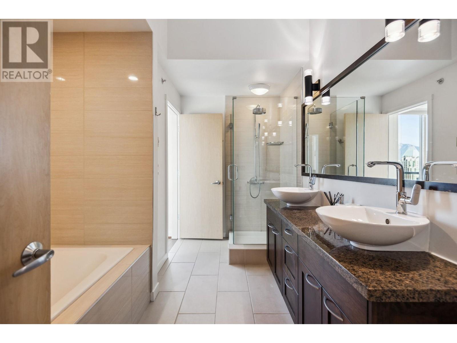 Listing Picture 15 of 40 : PH1 969 RICHARDS STREET, Vancouver / 溫哥華 - 魯藝地產 Yvonne Lu Group - MLS Medallion Club Member