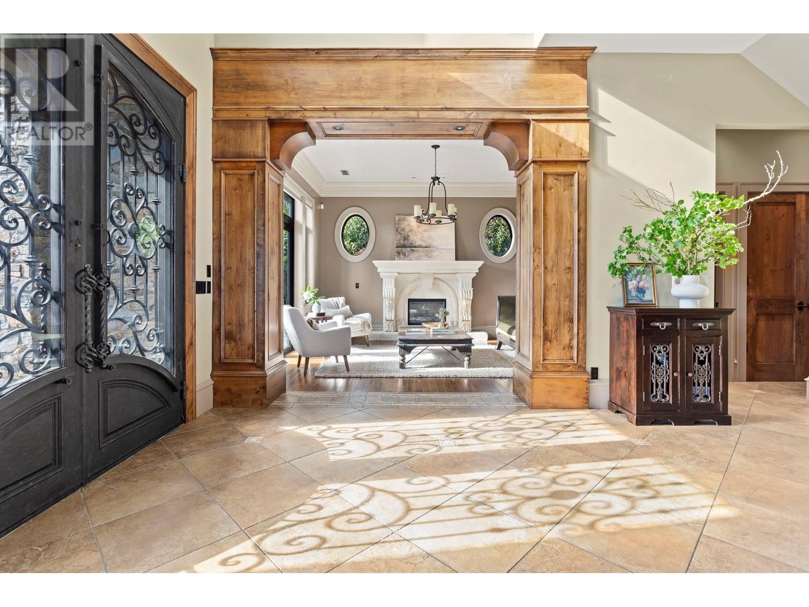 Listing Picture 3 of 30 : 1050 CLIFF AVENUE, Burnaby / 本拿比 - 魯藝地產 Yvonne Lu Group - MLS Medallion Club Member