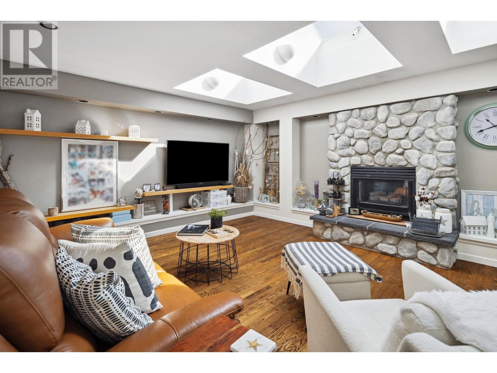 Property at 4874 11A AVENUE image 4