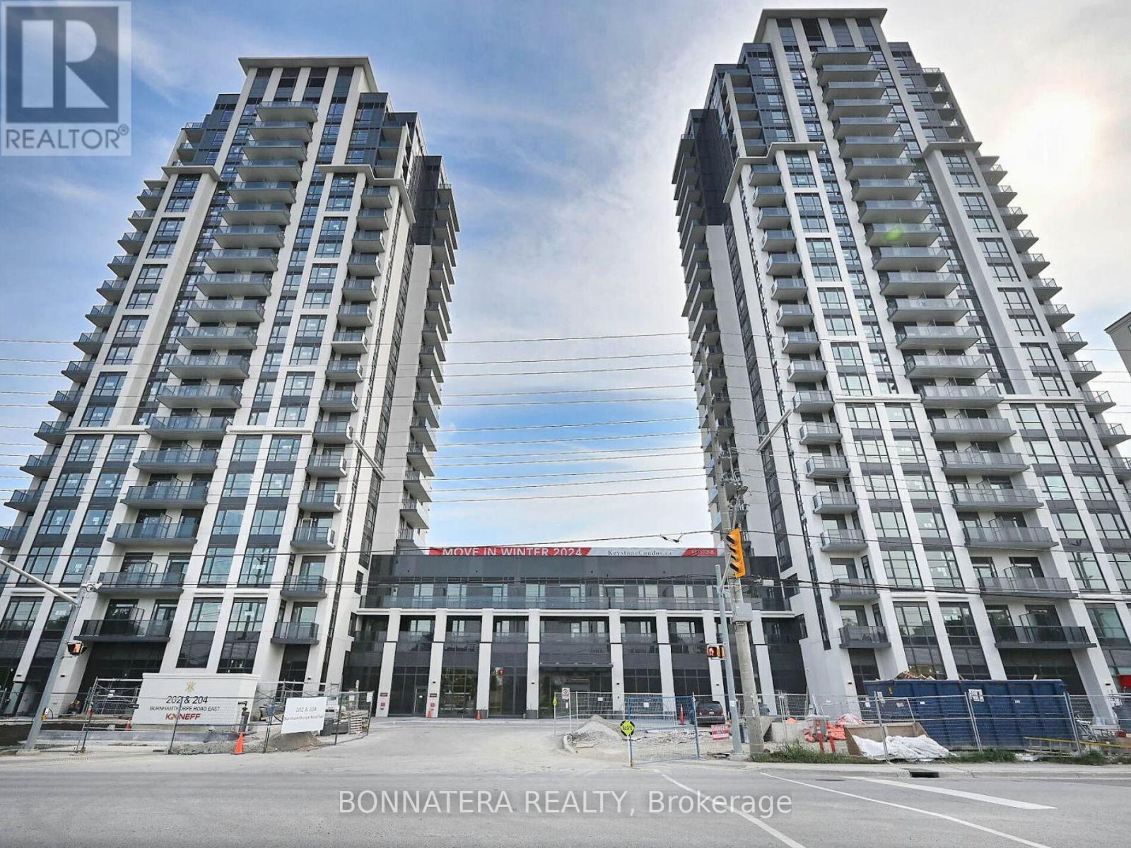 1702 - 202 Burnhamthorpe Road E, Mississauga, Ontario  L5A 4L4 - Photo 1 - W11949655