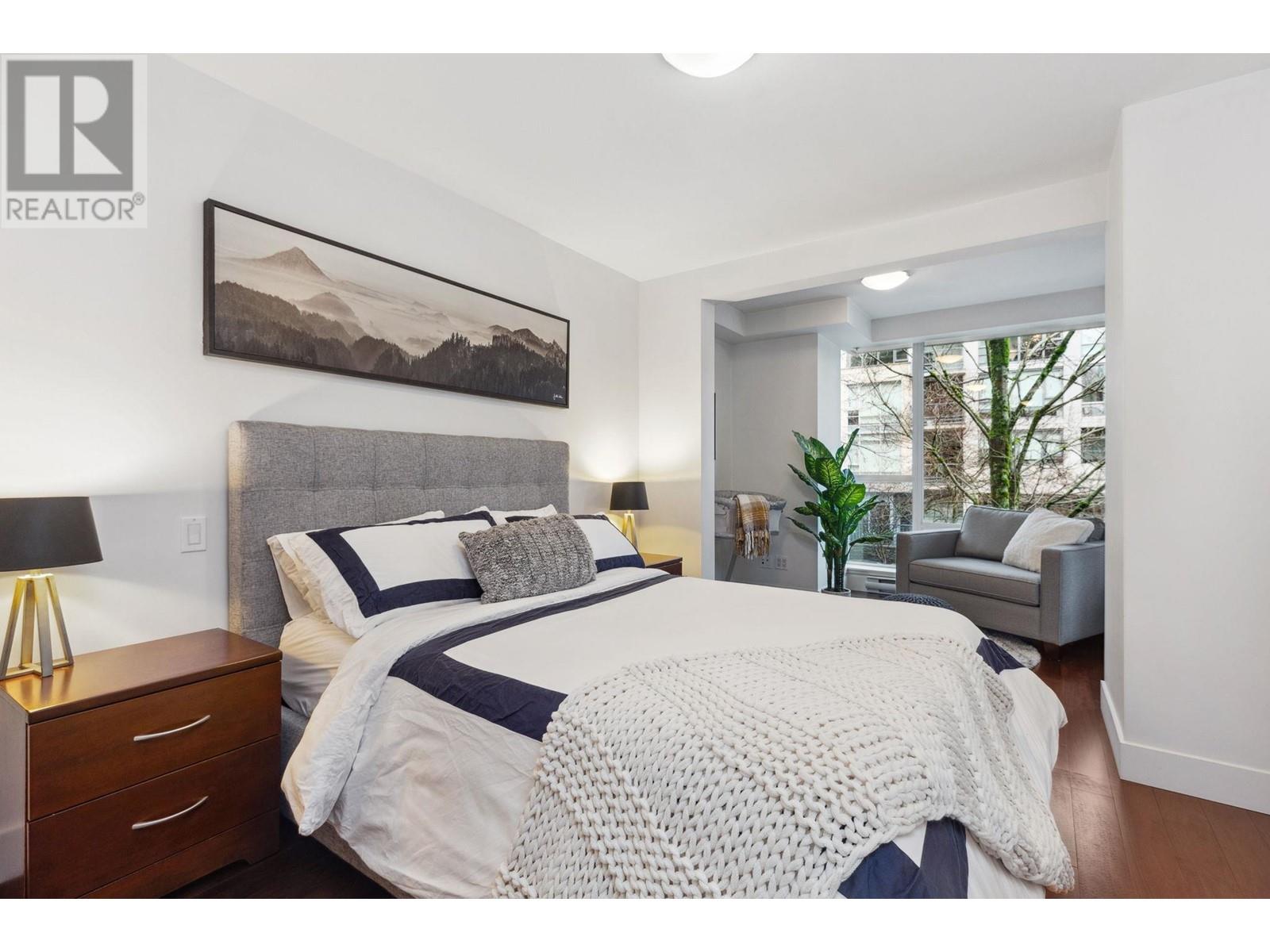 Listing Picture 15 of 27 : 1689 W 8TH AVENUE, Vancouver / 溫哥華 - 魯藝地產 Yvonne Lu Group - MLS Medallion Club Member