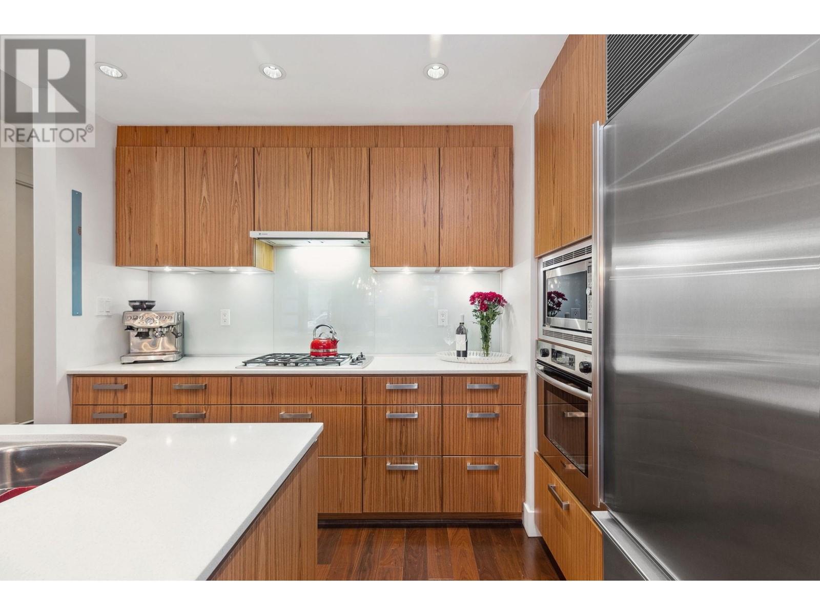 Listing Picture 8 of 27 : 1689 W 8TH AVENUE, Vancouver / 溫哥華 - 魯藝地產 Yvonne Lu Group - MLS Medallion Club Member