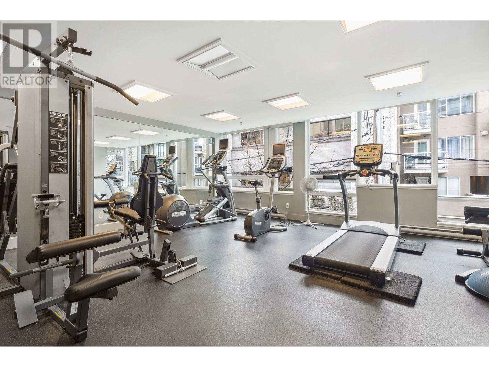 Listing Picture 26 of 27 : 1689 W 8TH AVENUE, Vancouver / 溫哥華 - 魯藝地產 Yvonne Lu Group - MLS Medallion Club Member