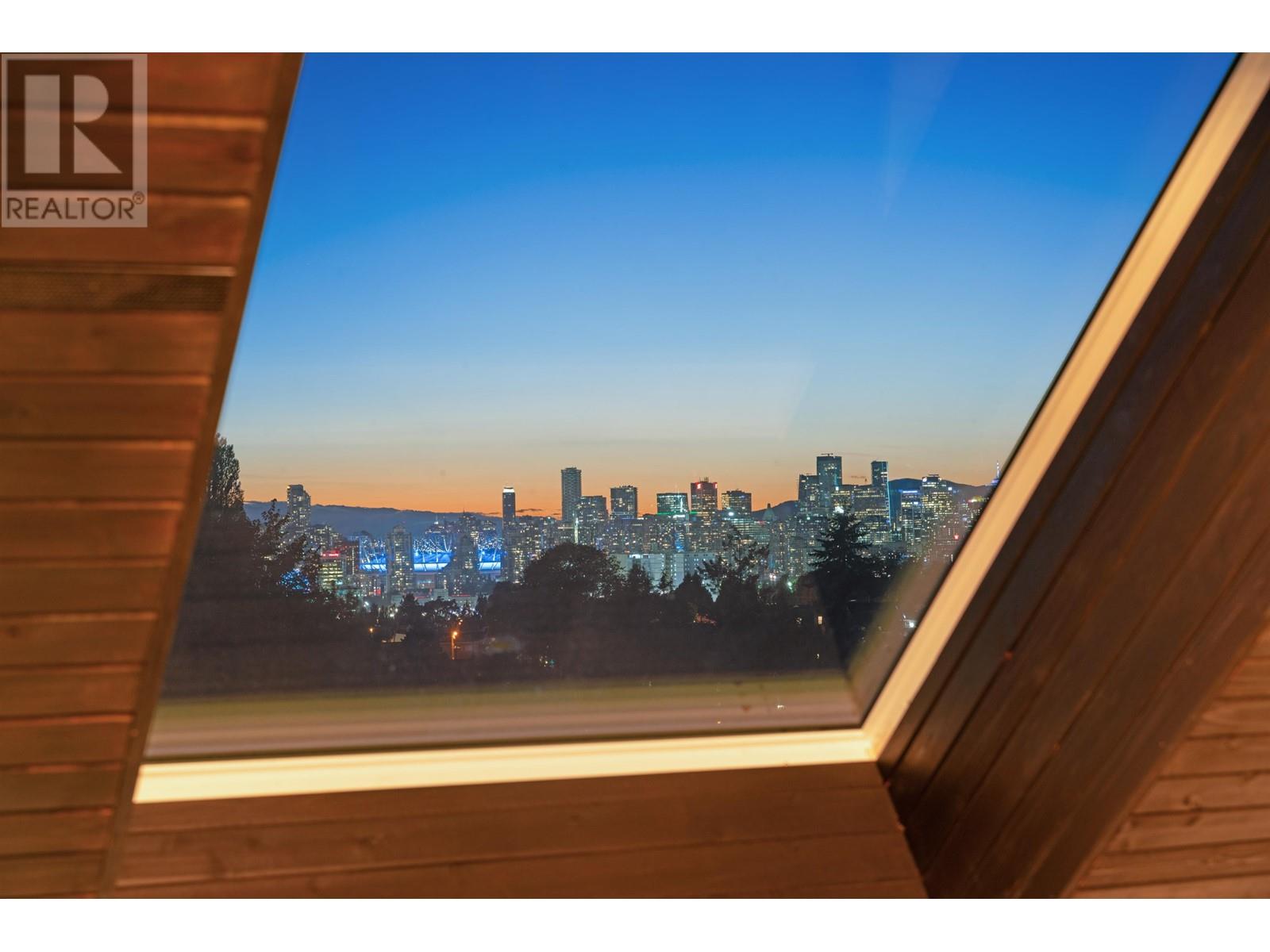 Listing Picture 10 of 40 : 2028 E 4TH AVENUE, Vancouver / 溫哥華 - 魯藝地產 Yvonne Lu Group - MLS Medallion Club Member