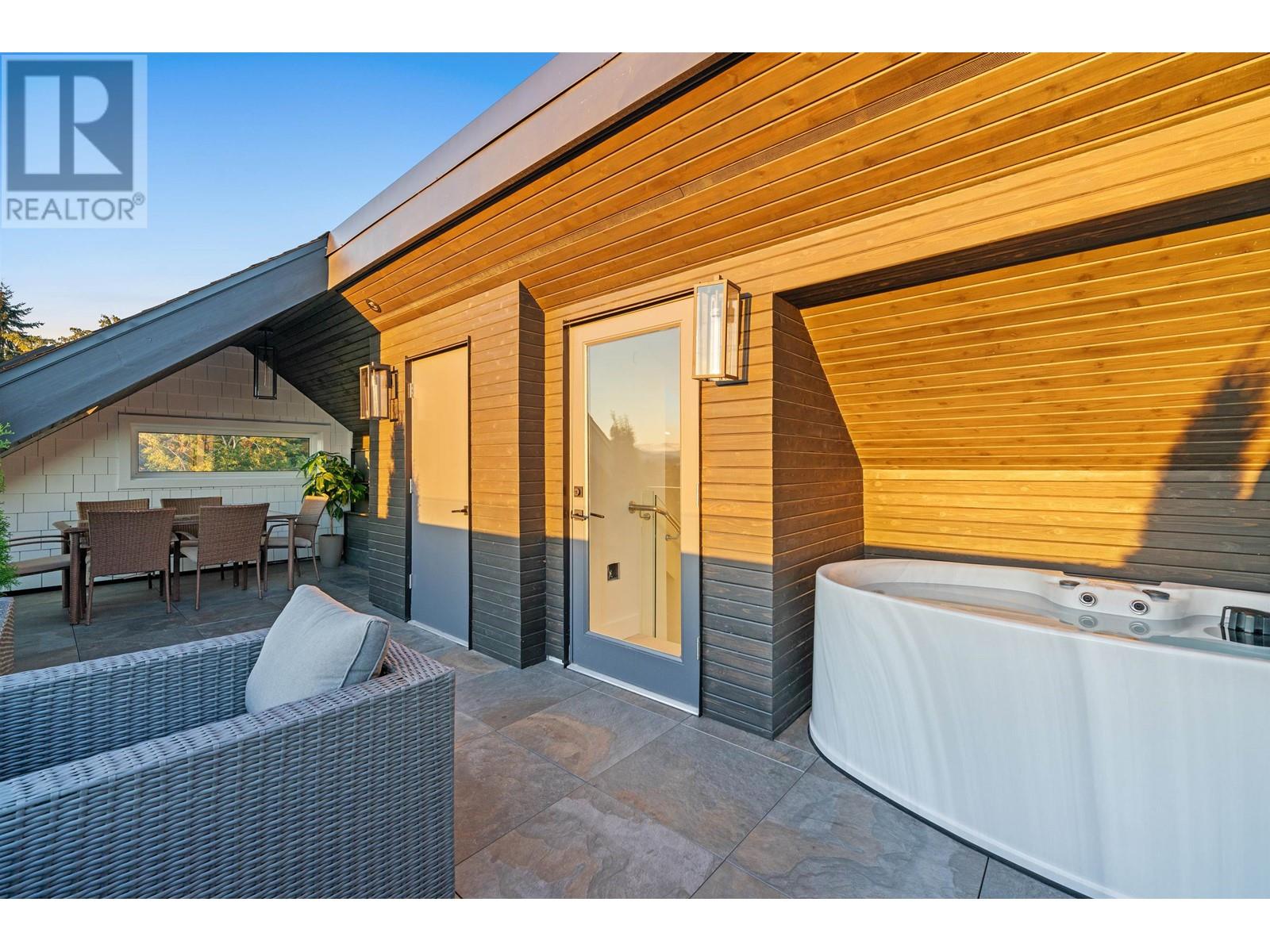 Listing Picture 12 of 40 : 2028 E 4TH AVENUE, Vancouver / 溫哥華 - 魯藝地產 Yvonne Lu Group - MLS Medallion Club Member