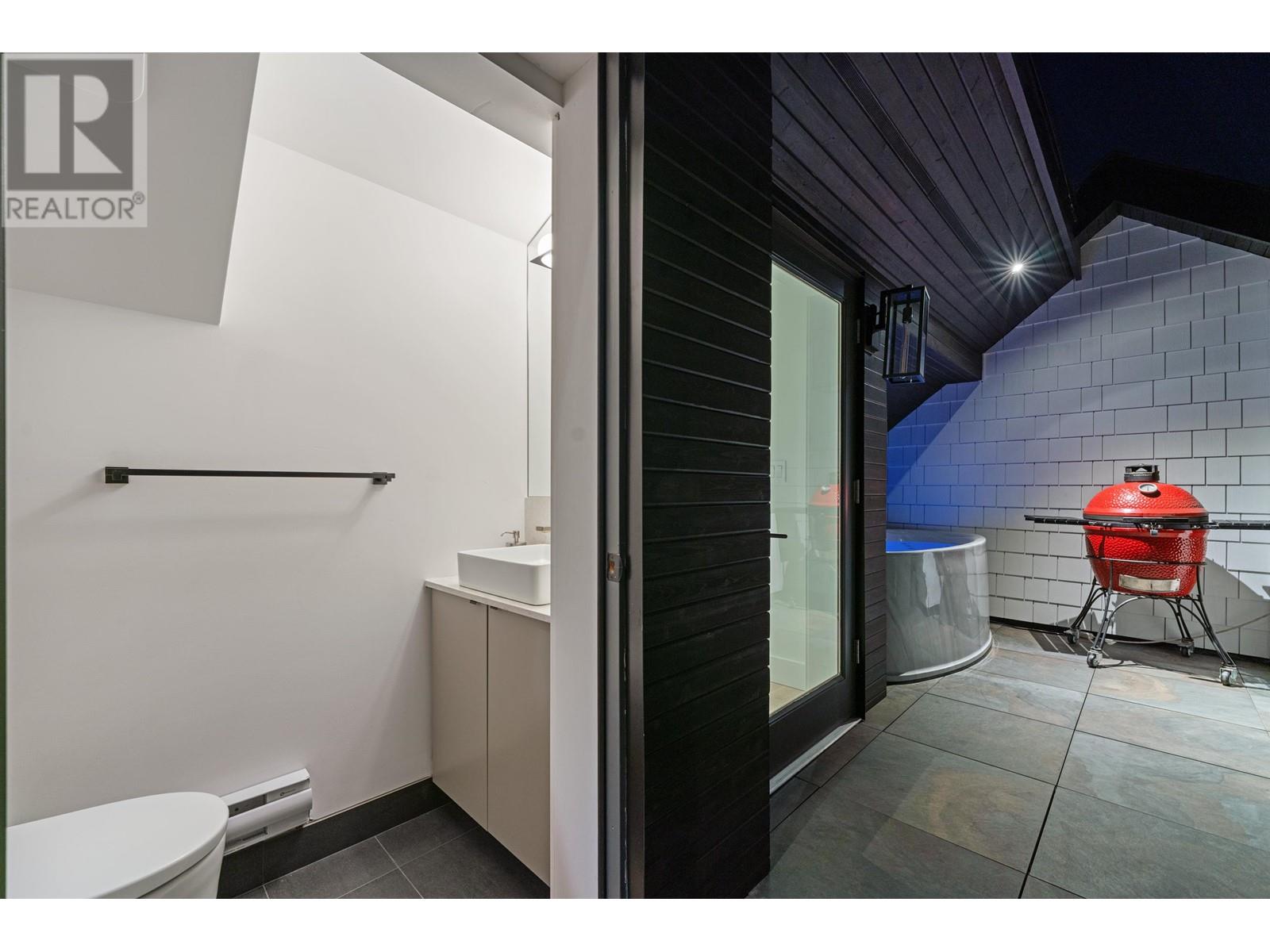 Listing Picture 13 of 40 : 2028 E 4TH AVENUE, Vancouver / 溫哥華 - 魯藝地產 Yvonne Lu Group - MLS Medallion Club Member