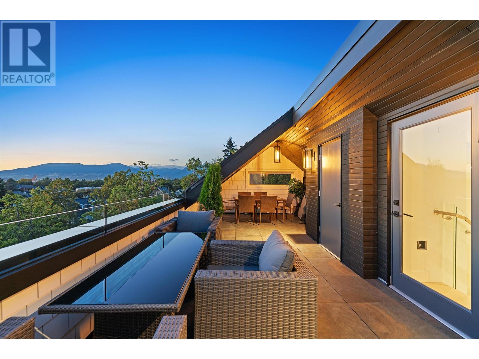 Listing Picture 2 of 40 : 2028 E 4TH AVENUE, Vancouver / 溫哥華 - 魯藝地產 Yvonne Lu Group - MLS Medallion Club Member