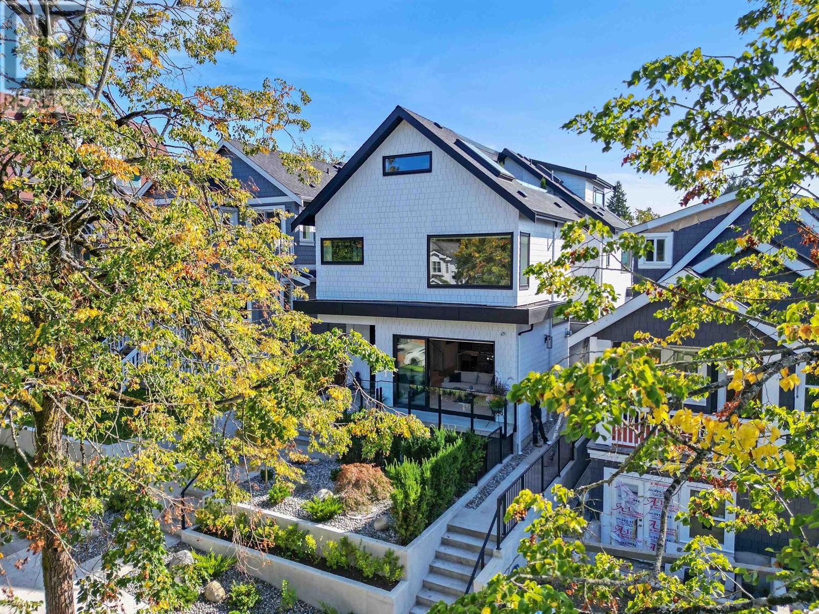 Listing Picture 4 of 40 : 2028 E 4TH AVENUE, Vancouver / 溫哥華 - 魯藝地產 Yvonne Lu Group - MLS Medallion Club Member