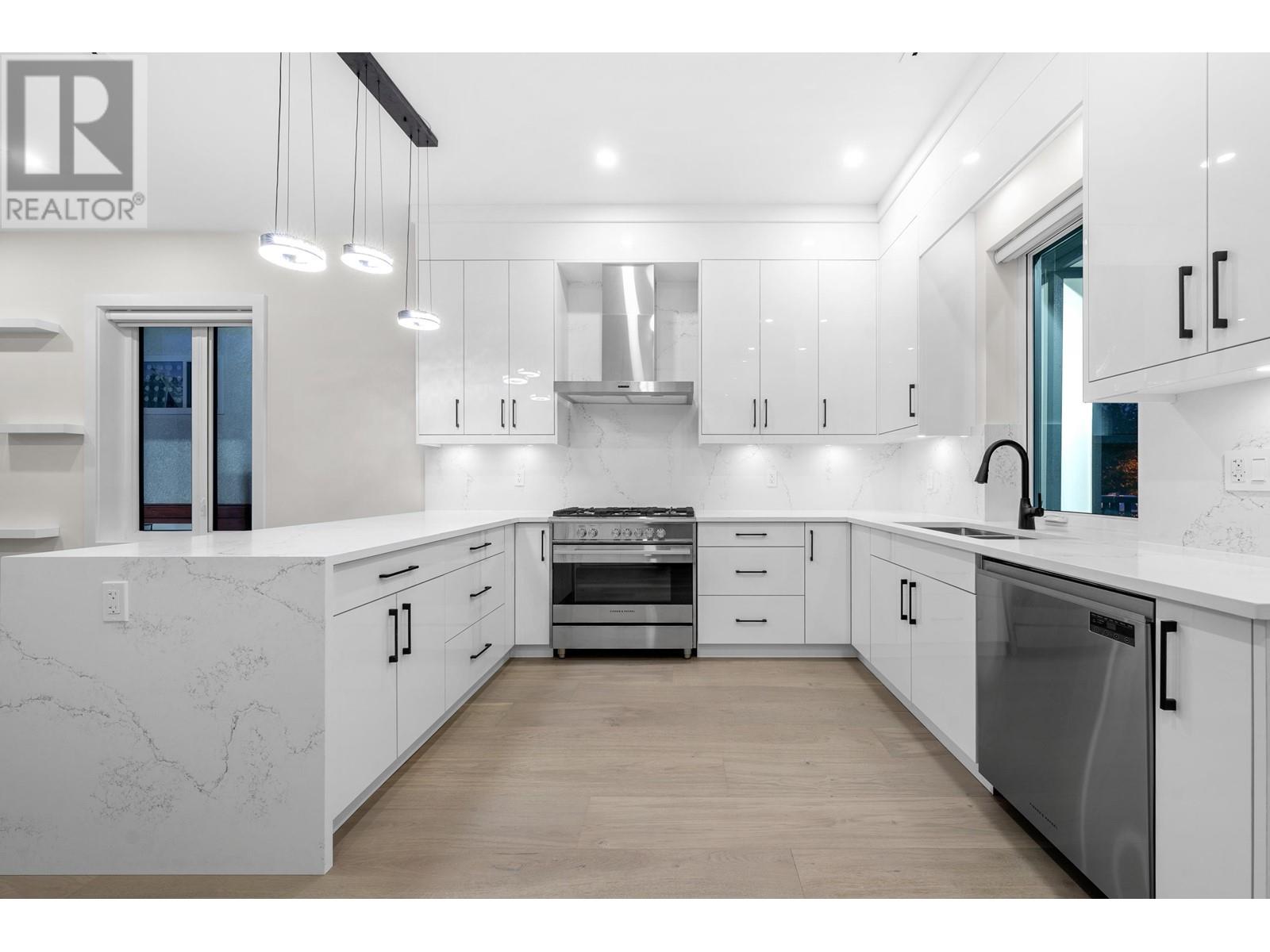 Listing Picture 11 of 40 : 2888 E 54TH AVENUE, Vancouver / 溫哥華 - 魯藝地產 Yvonne Lu Group - MLS Medallion Club Member