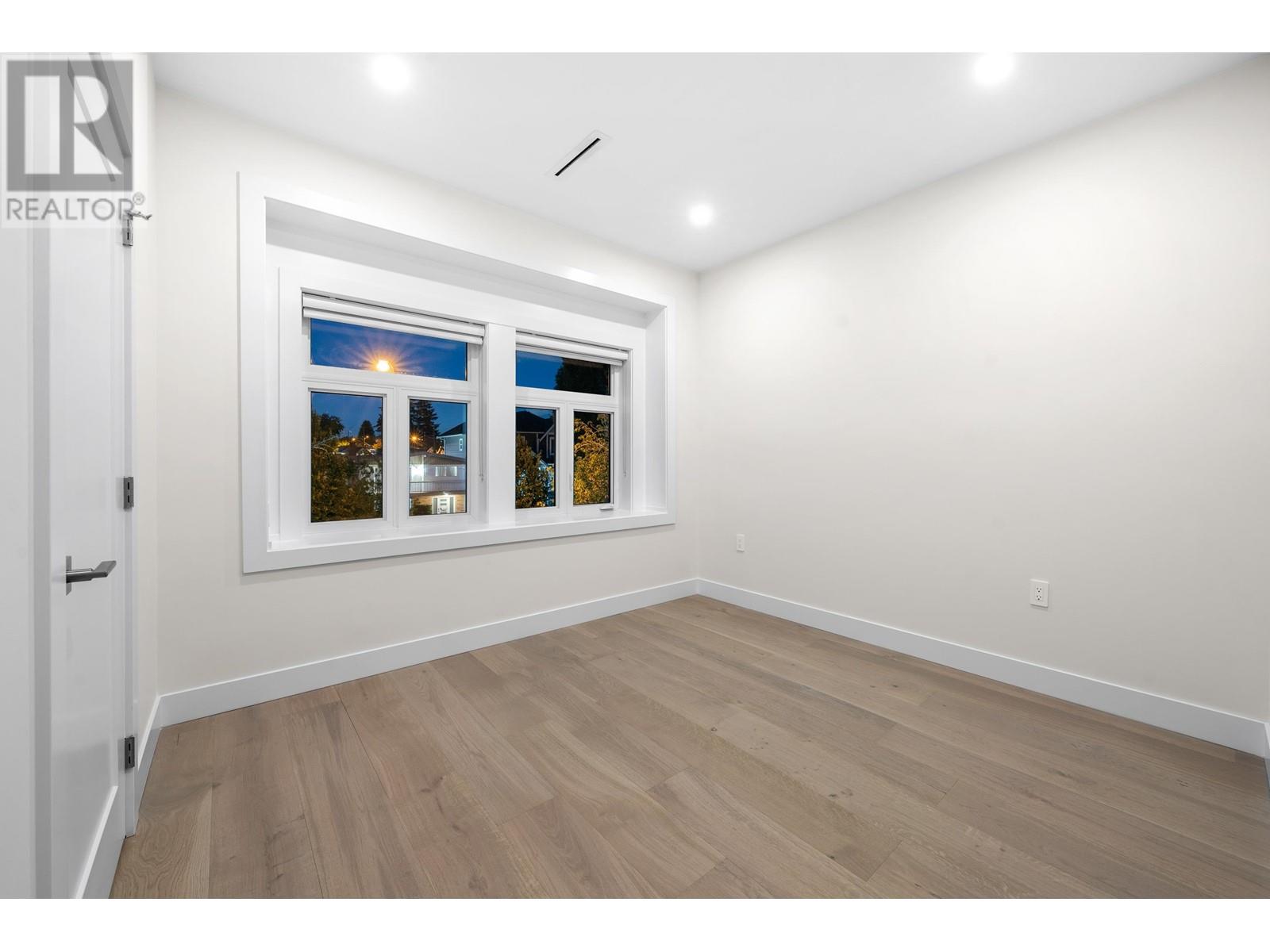 Listing Picture 22 of 40 : 2888 E 54TH AVENUE, Vancouver / 溫哥華 - 魯藝地產 Yvonne Lu Group - MLS Medallion Club Member