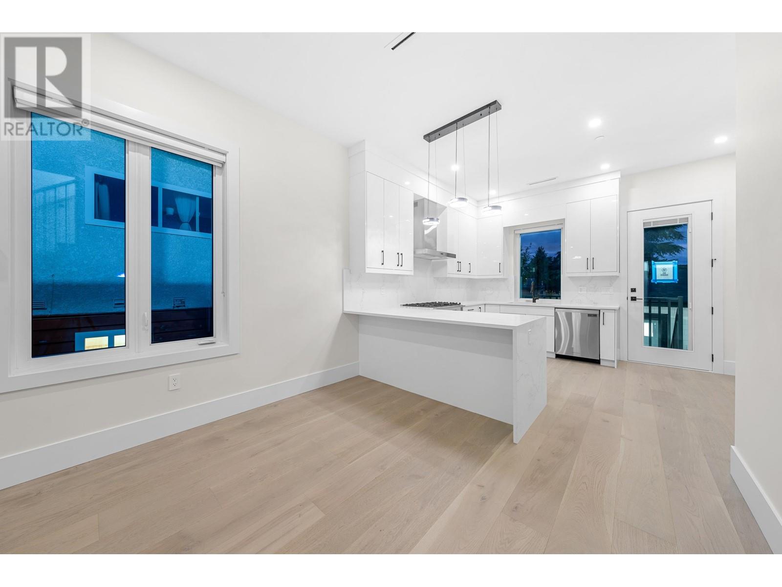 Listing Picture 8 of 40 : 2888 E 54TH AVENUE, Vancouver / 溫哥華 - 魯藝地產 Yvonne Lu Group - MLS Medallion Club Member