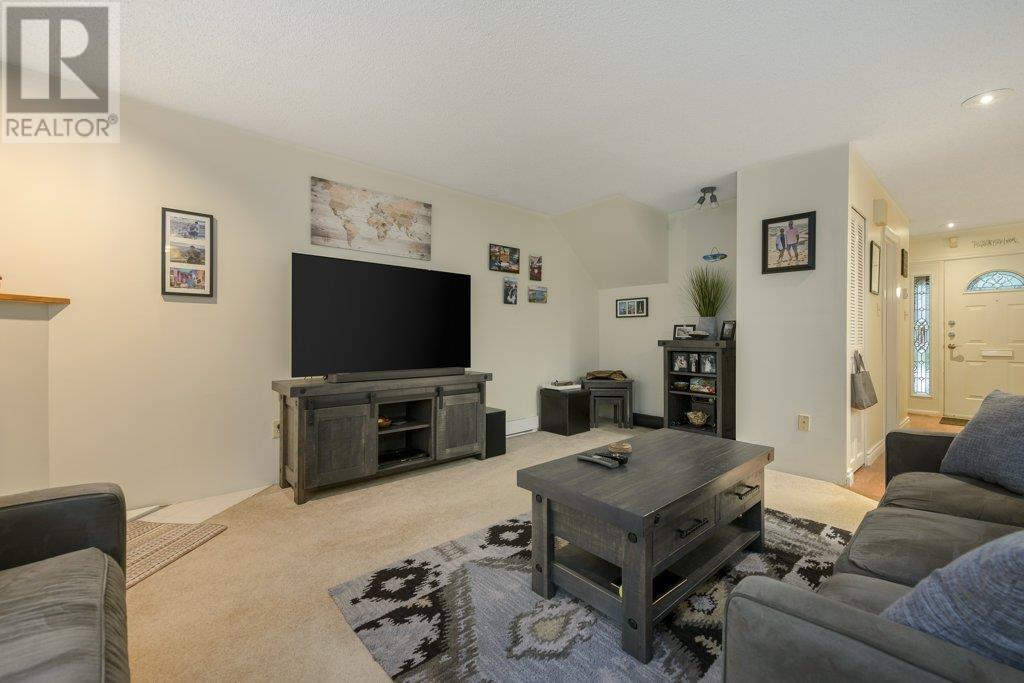 Listing Picture 3 of 31 : 9813 BELFRIAR DRIVE, Burnaby / 本拿比 - 魯藝地產 Yvonne Lu Group - MLS Medallion Club Member