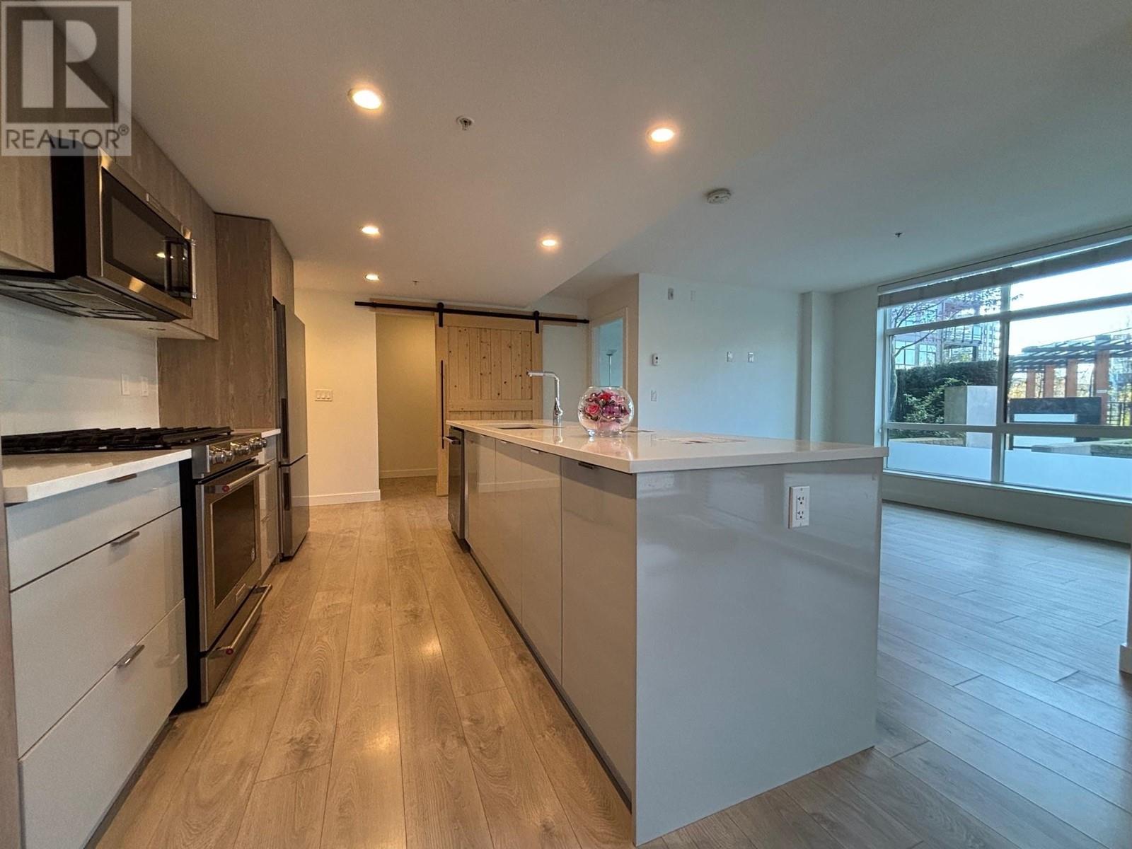 121 108 E 8TH STREET, north vancouver, British Columbia