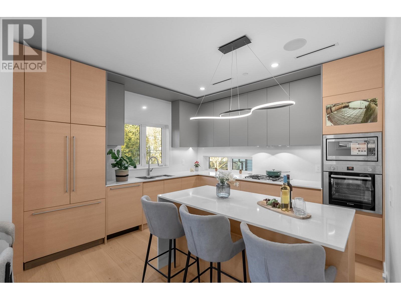 Listing Picture 2 of 40 : 2 4215 W 13TH AVENUE, Vancouver / 溫哥華 - 魯藝地產 Yvonne Lu Group - MLS Medallion Club Member