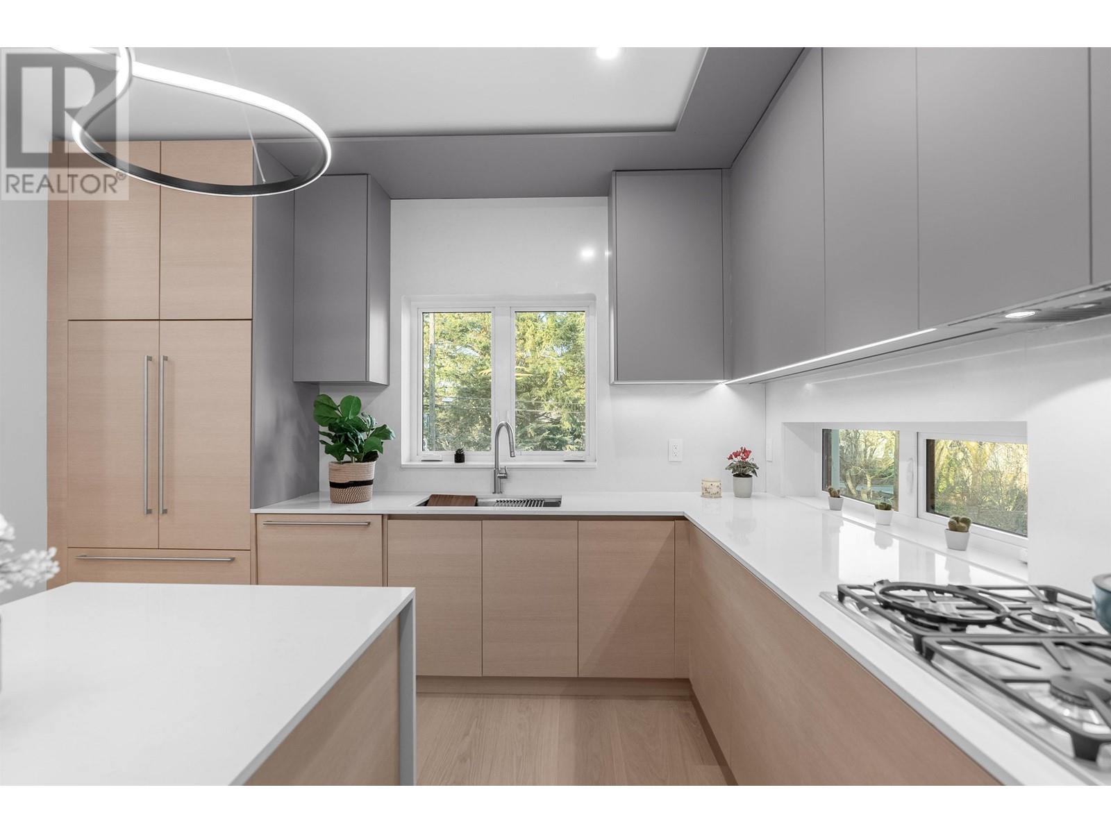 Listing Picture 4 of 40 : 2 4215 W 13TH AVENUE, Vancouver / 溫哥華 - 魯藝地產 Yvonne Lu Group - MLS Medallion Club Member