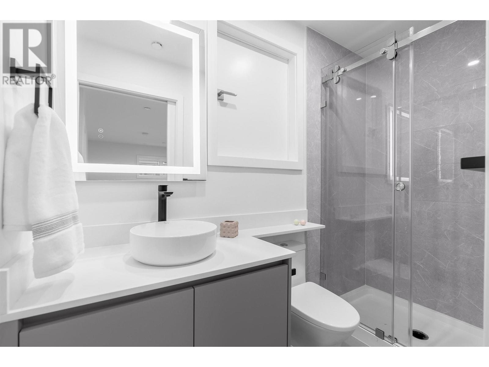 Listing Picture 30 of 40 : 2 4215 W 13TH AVENUE, Vancouver / 溫哥華 - 魯藝地產 Yvonne Lu Group - MLS Medallion Club Member