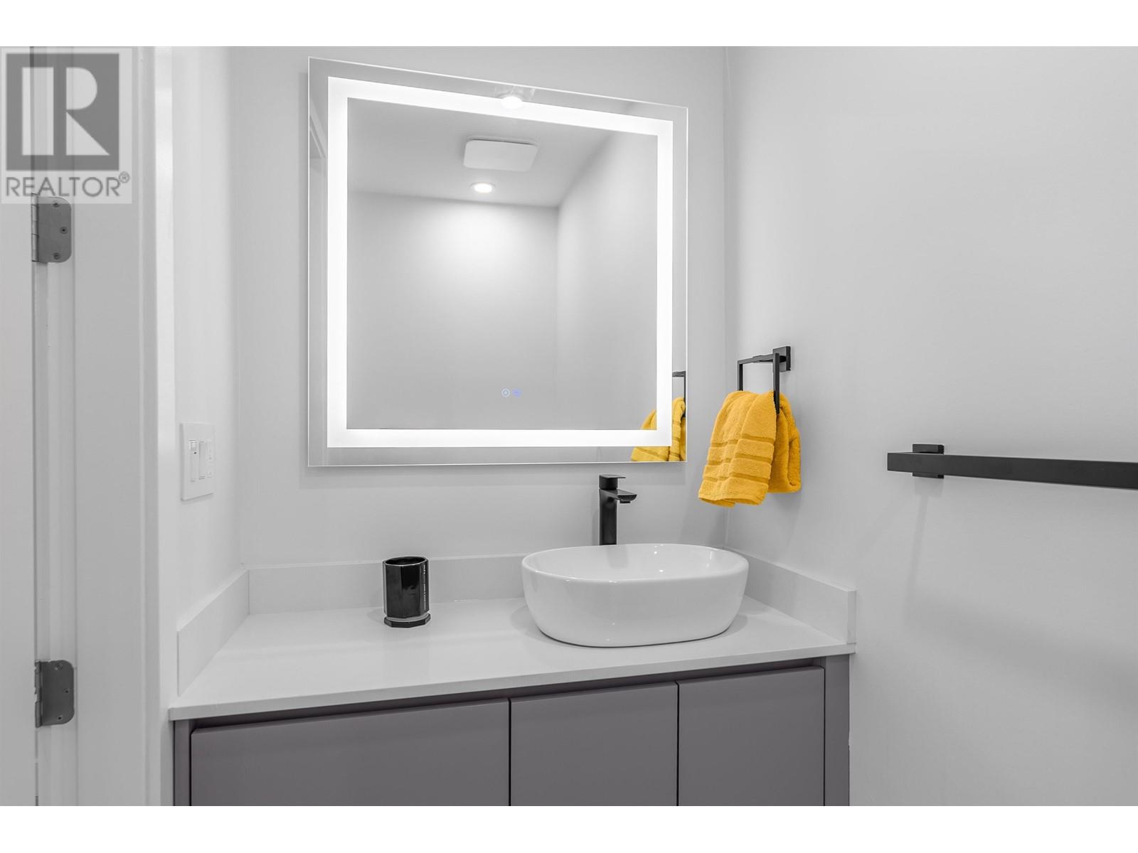 Listing Picture 37 of 40 : 2 4215 W 13TH AVENUE, Vancouver / 溫哥華 - 魯藝地產 Yvonne Lu Group - MLS Medallion Club Member