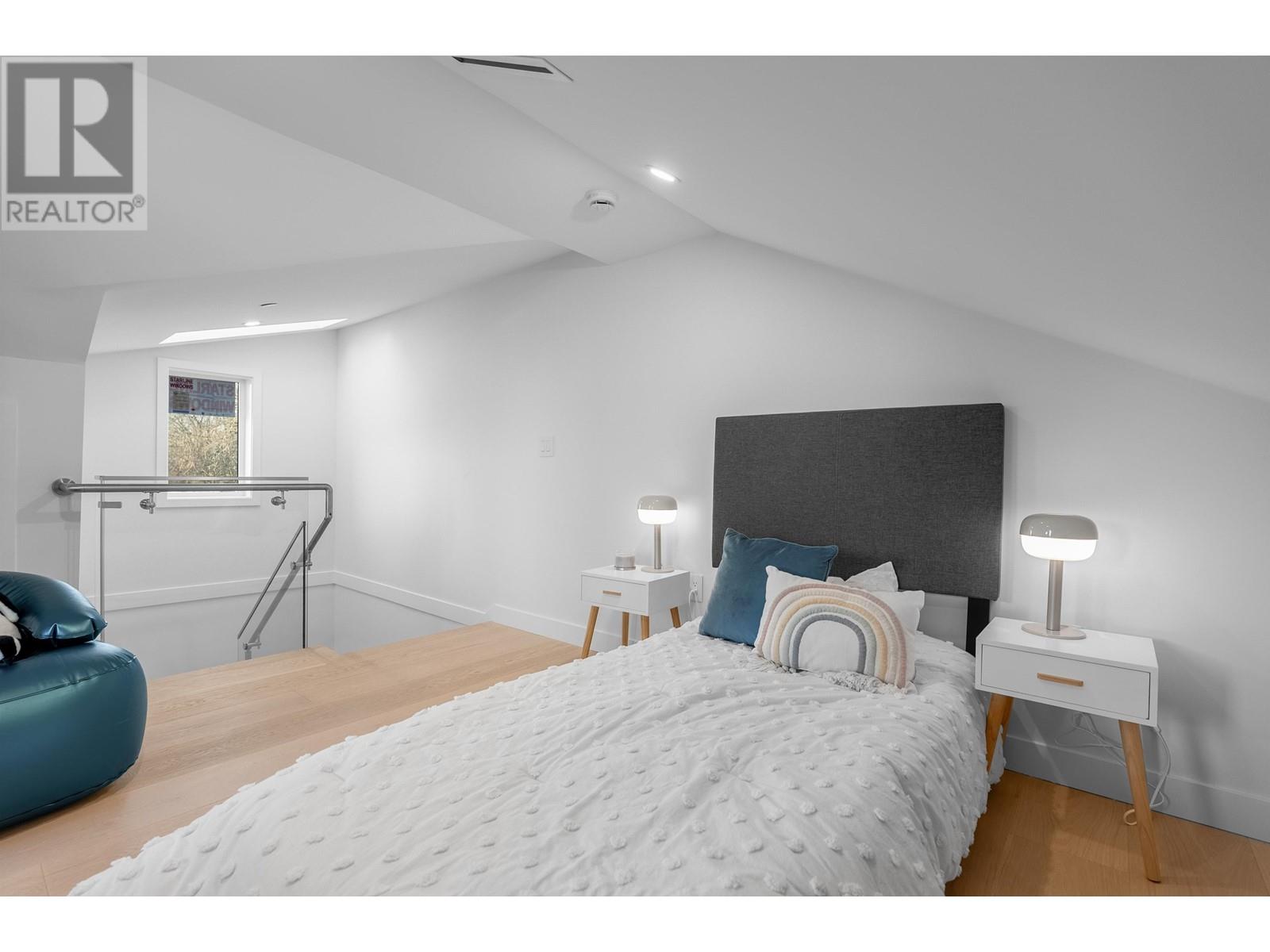 Listing Picture 23 of 40 : 2 4215 W 13TH AVENUE, Vancouver / 溫哥華 - 魯藝地產 Yvonne Lu Group - MLS Medallion Club Member