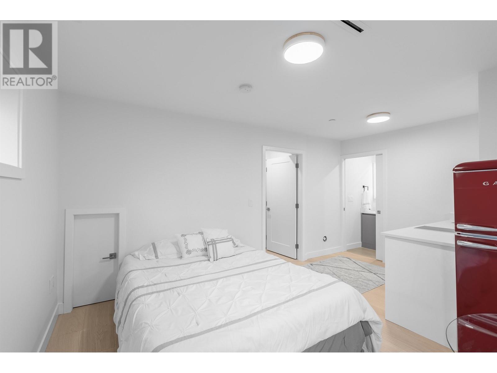 Listing Picture 29 of 40 : 2 4215 W 13TH AVENUE, Vancouver / 溫哥華 - 魯藝地產 Yvonne Lu Group - MLS Medallion Club Member