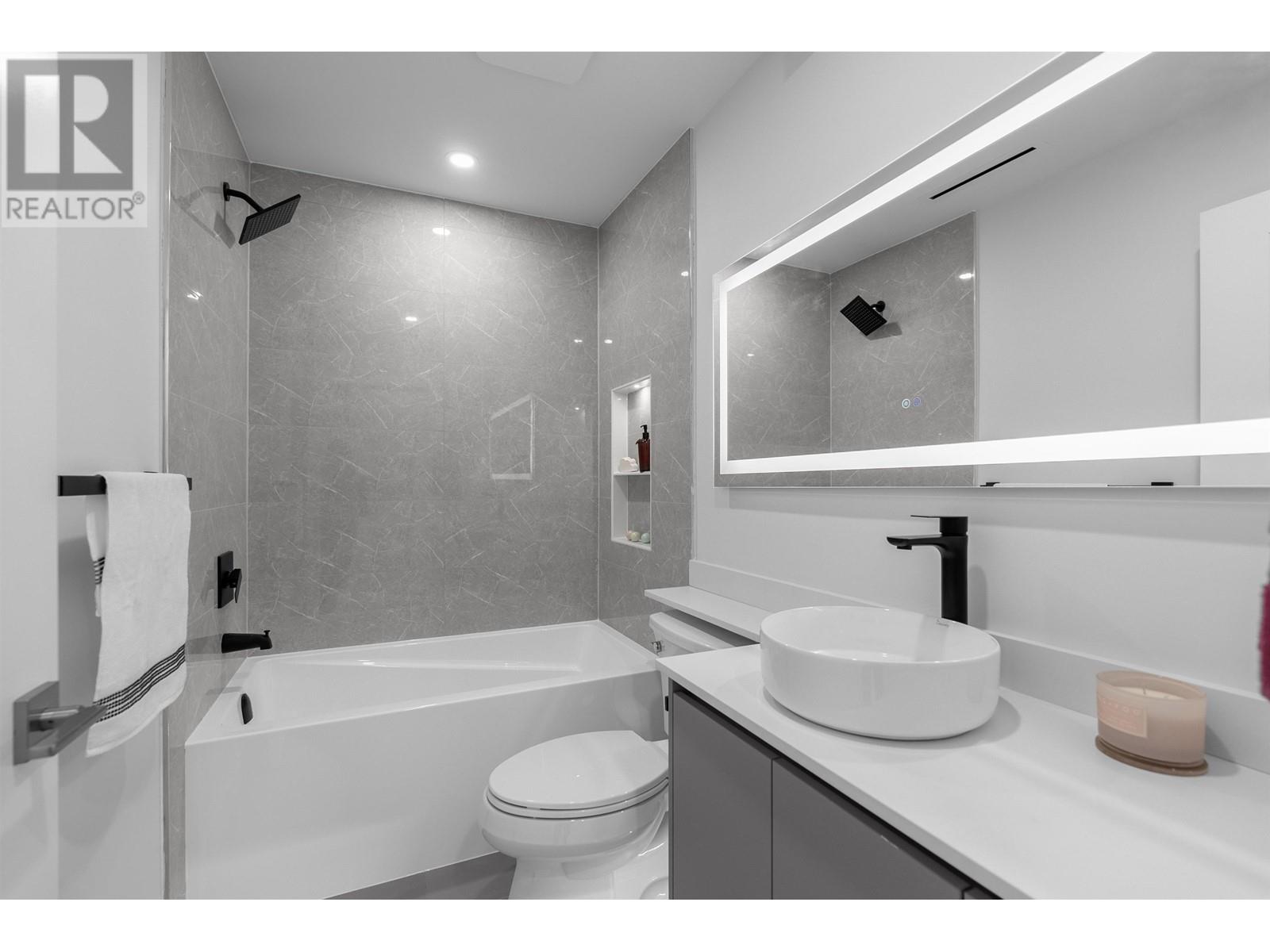 Listing Picture 21 of 40 : 2 4215 W 13TH AVENUE, Vancouver / 溫哥華 - 魯藝地產 Yvonne Lu Group - MLS Medallion Club Member