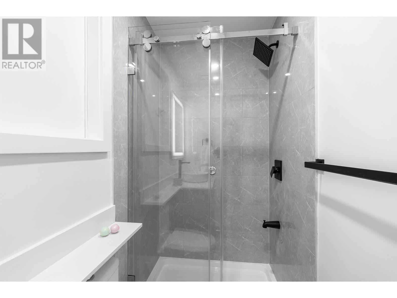 Listing Picture 31 of 40 : 2 4215 W 13TH AVENUE, Vancouver / 溫哥華 - 魯藝地產 Yvonne Lu Group - MLS Medallion Club Member