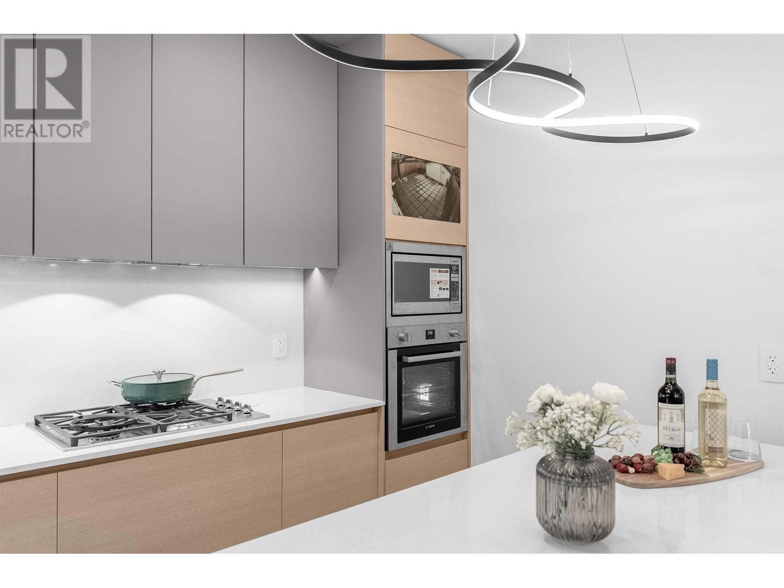 Listing Picture 6 of 40 : 2 4215 W 13TH AVENUE, Vancouver / 溫哥華 - 魯藝地產 Yvonne Lu Group - MLS Medallion Club Member