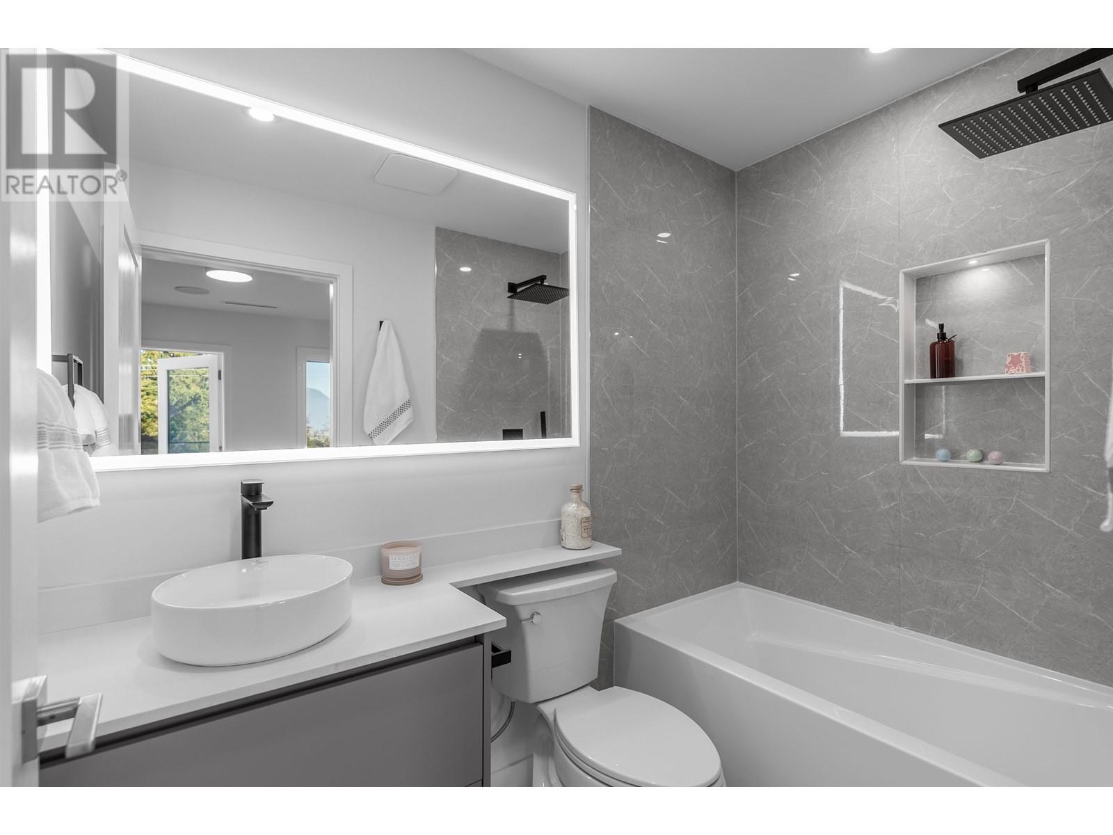 Listing Picture 17 of 40 : 2 4215 W 13TH AVENUE, Vancouver / 溫哥華 - 魯藝地產 Yvonne Lu Group - MLS Medallion Club Member