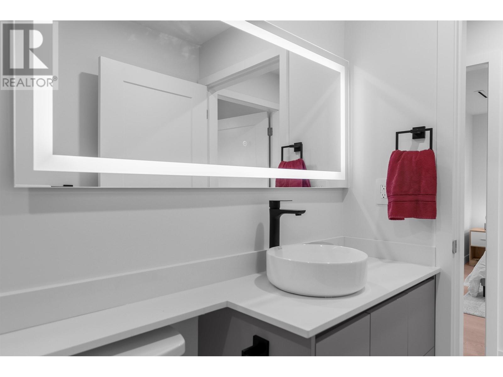 Listing Picture 22 of 40 : 2 4215 W 13TH AVENUE, Vancouver / 溫哥華 - 魯藝地產 Yvonne Lu Group - MLS Medallion Club Member