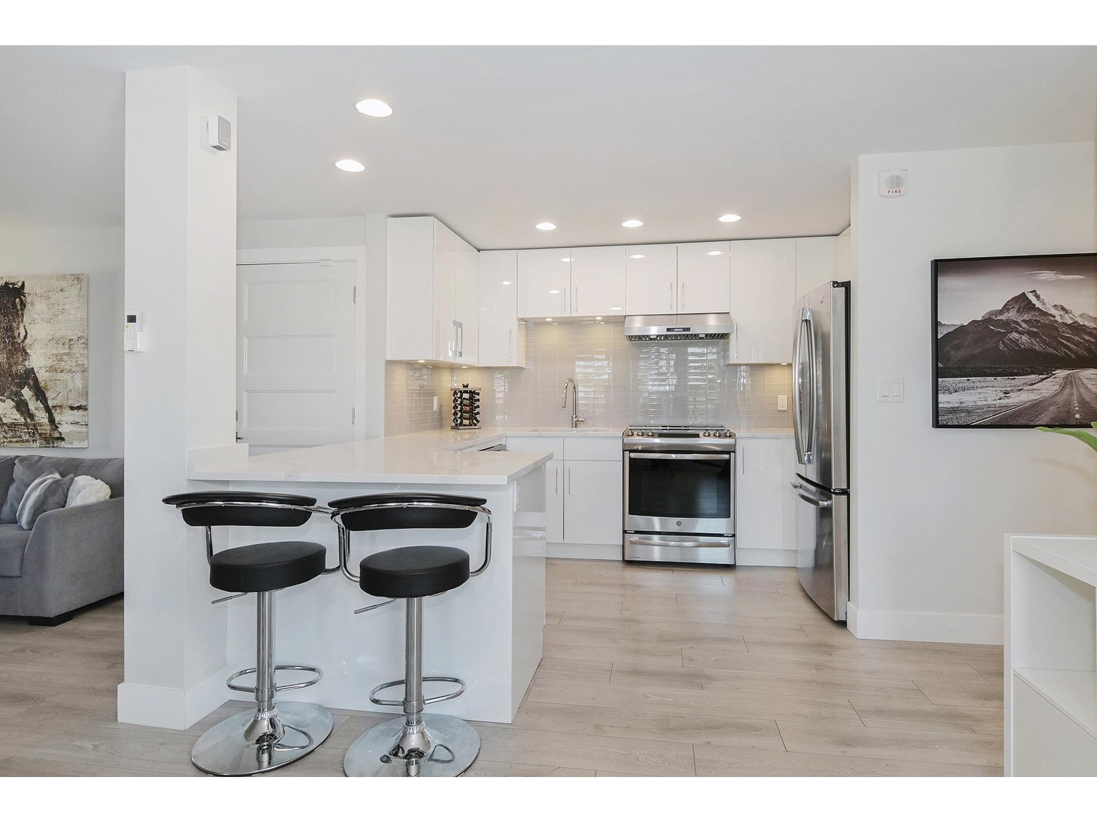 Property at 9 15989 MARINE DRIVE image 3
