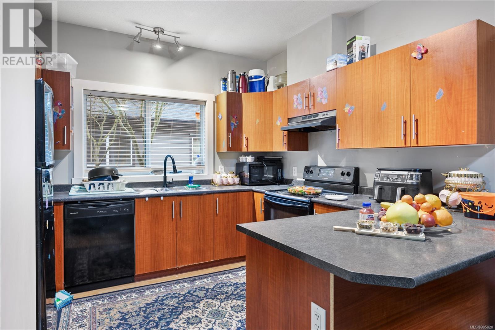 Property at 102 582 Rosehill St image 3
