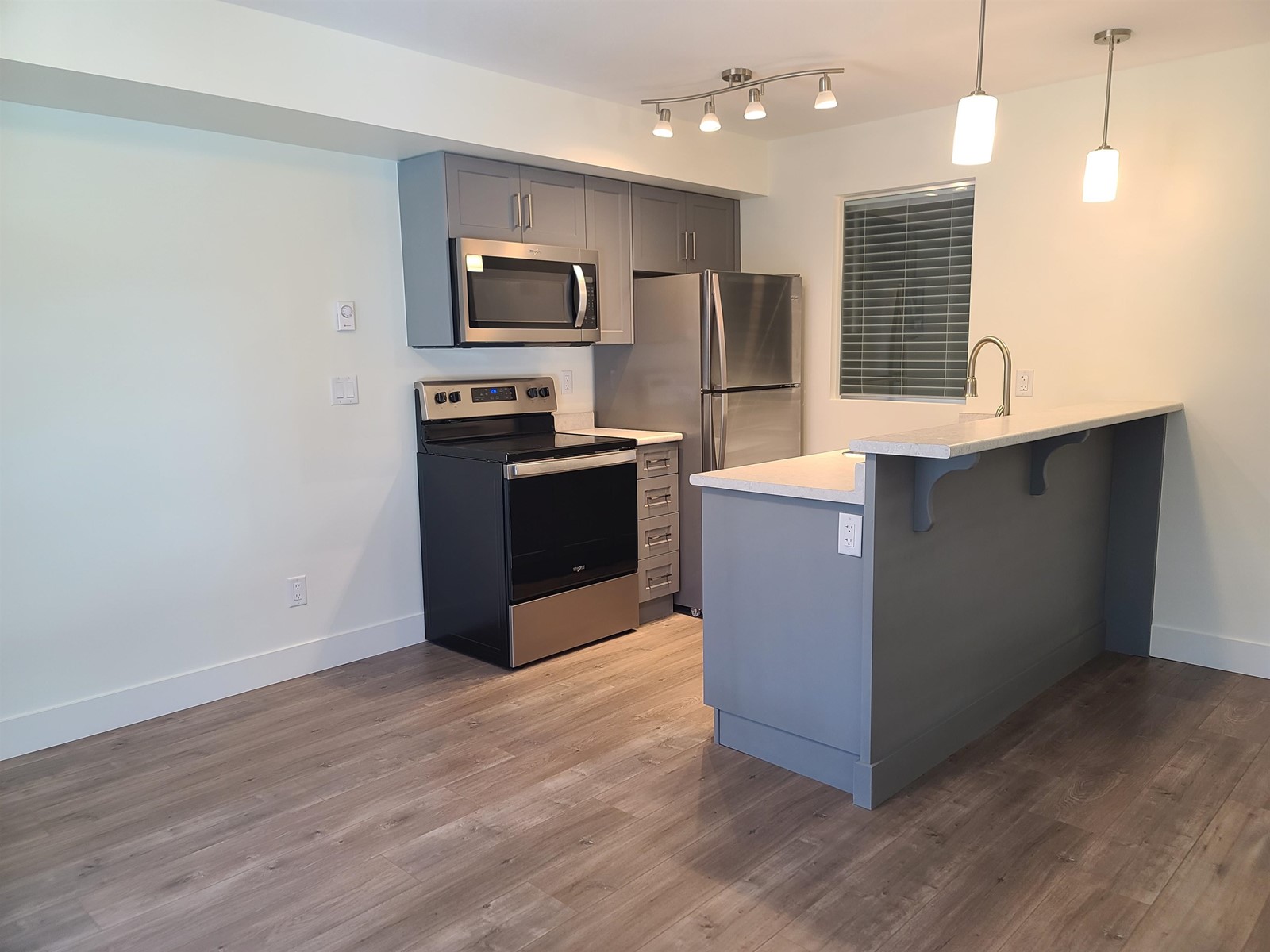Property at 223 30515 CARDINAL AVENUE image 3