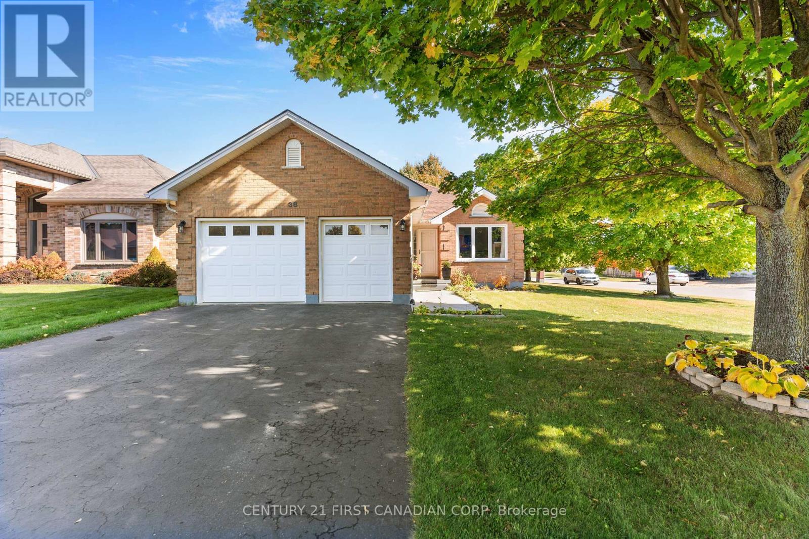 <div class="slider-price">$665,000</div><p>38 St. Michael's Street, Norfolk, Ontario</p>