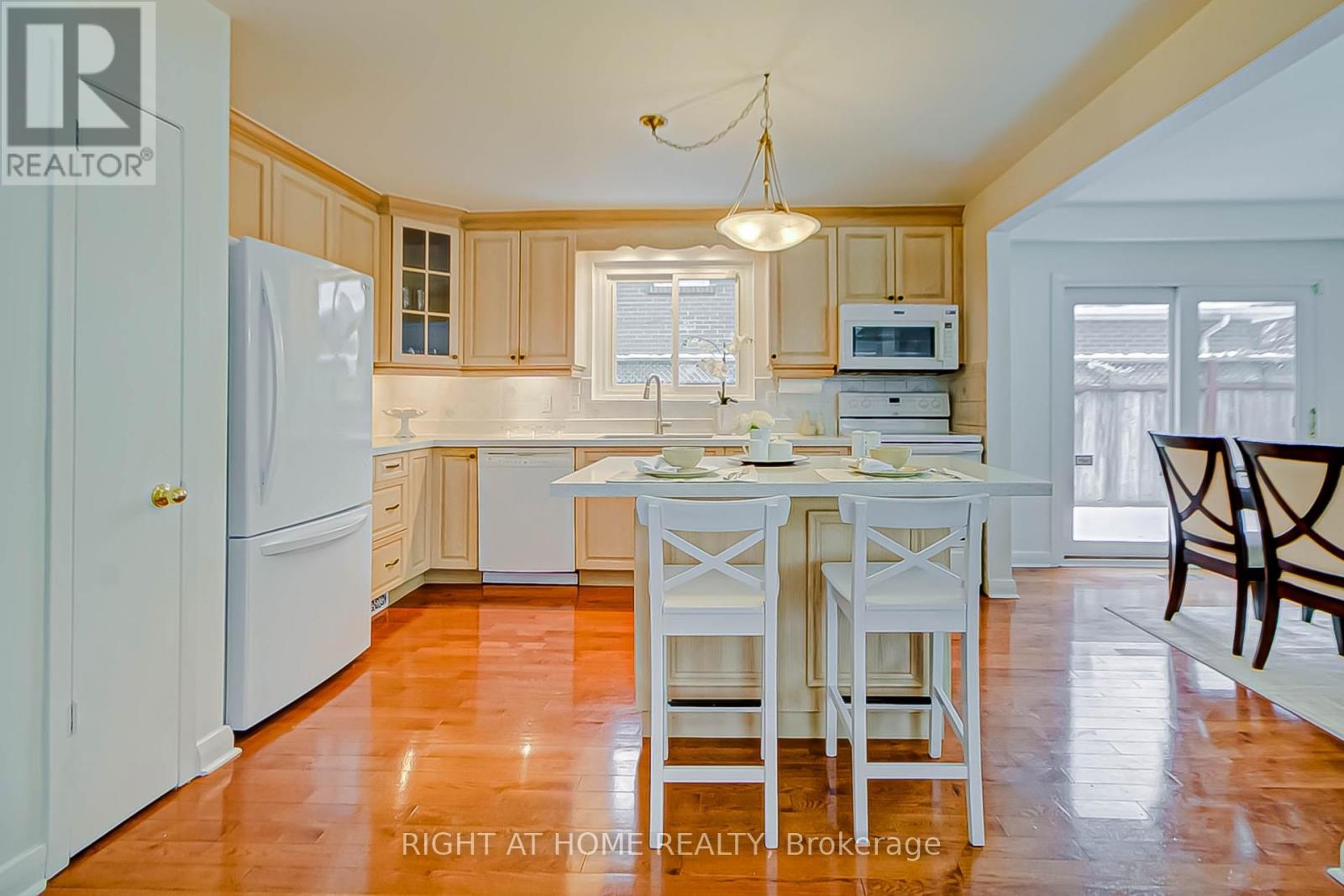 Property at 130 CULTRA SQUARE image 4