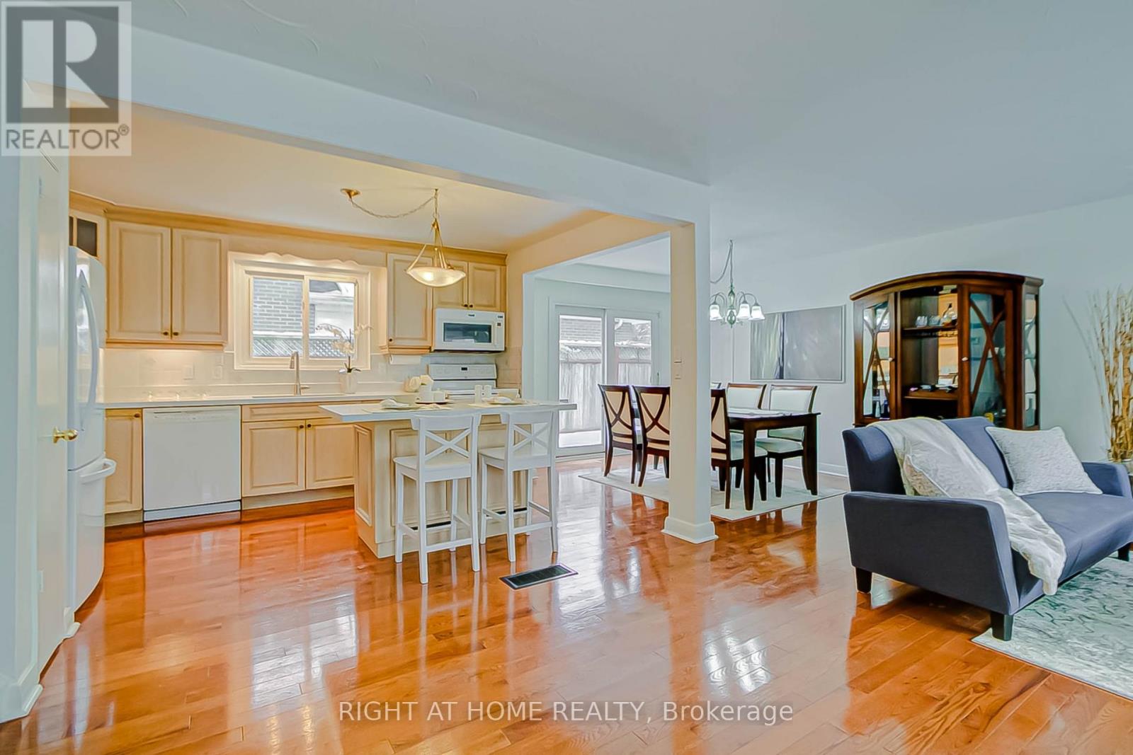 Property at 130 CULTRA SQUARE image 5