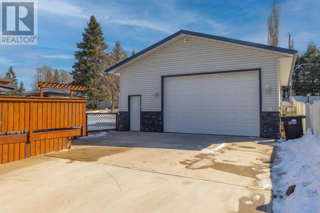 284 Eaton Drive, Hinton, Alberta  T7V 1Y5 - Photo 2 - A2179917