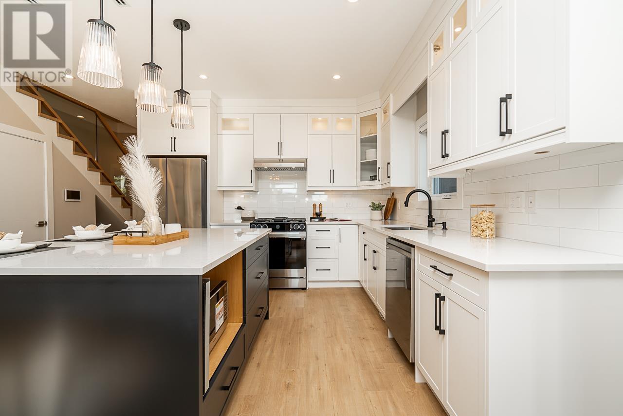 Listing Picture 6 of 34 : 7531 MARY AVENUE, Burnaby / 本拿比 - 魯藝地產 Yvonne Lu Group - MLS Medallion Club Member