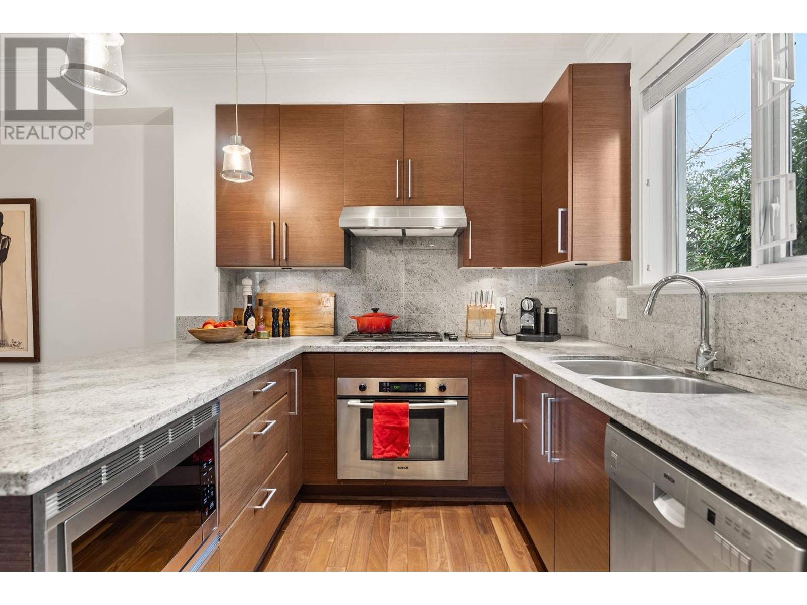 Listing Picture 11 of 31 : 8 1803 MACDONALD STREET, Vancouver / 溫哥華 - 魯藝地產 Yvonne Lu Group - MLS Medallion Club Member