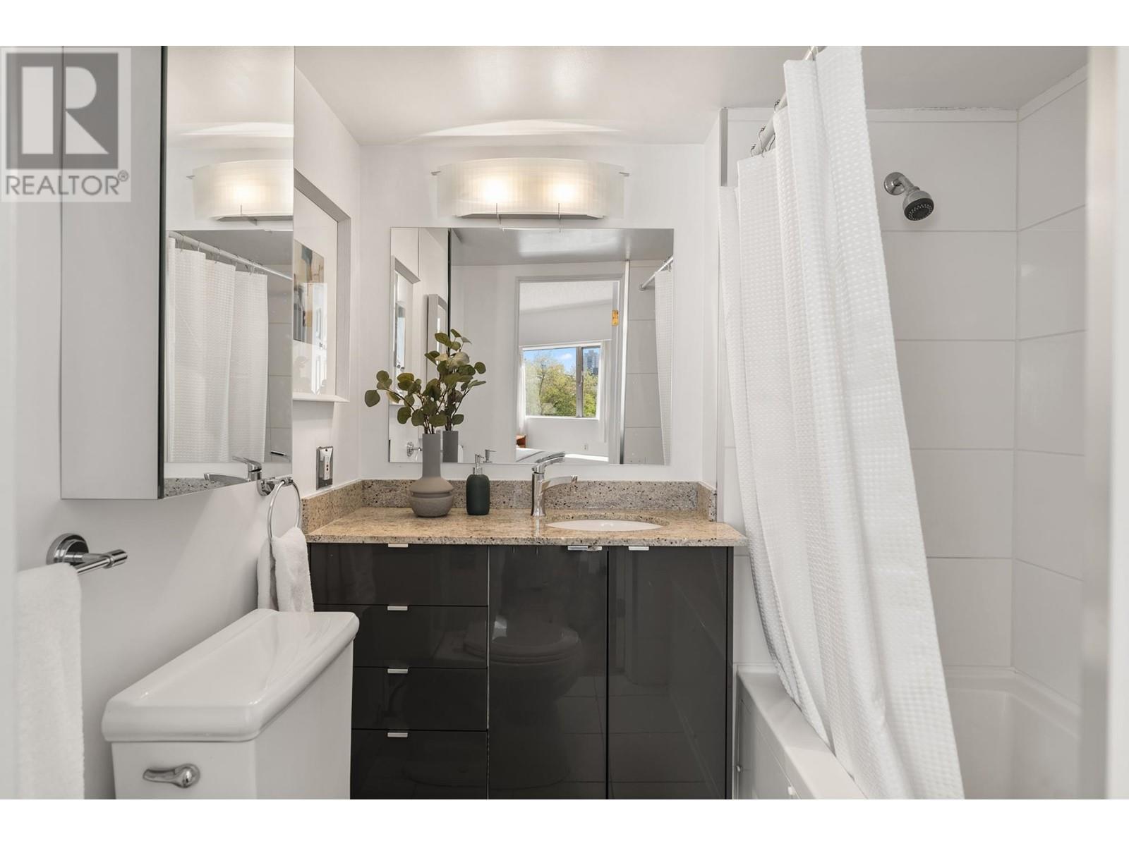 Listing Picture 33 of 37 : 503 2095 BEACH AVENUE, Vancouver / 溫哥華 - 魯藝地產 Yvonne Lu Group - MLS Medallion Club Member