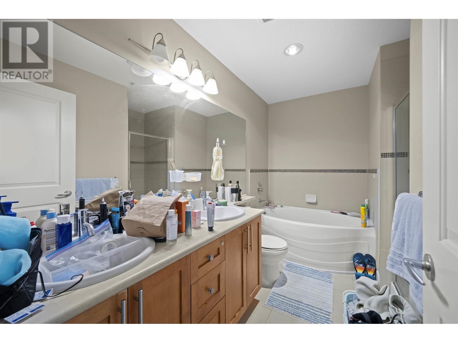 Listing Picture 23 of 40 : 315 2250 WESBROOK MALL, Vancouver / 溫哥華 - 魯藝地產 Yvonne Lu Group - MLS Medallion Club Member