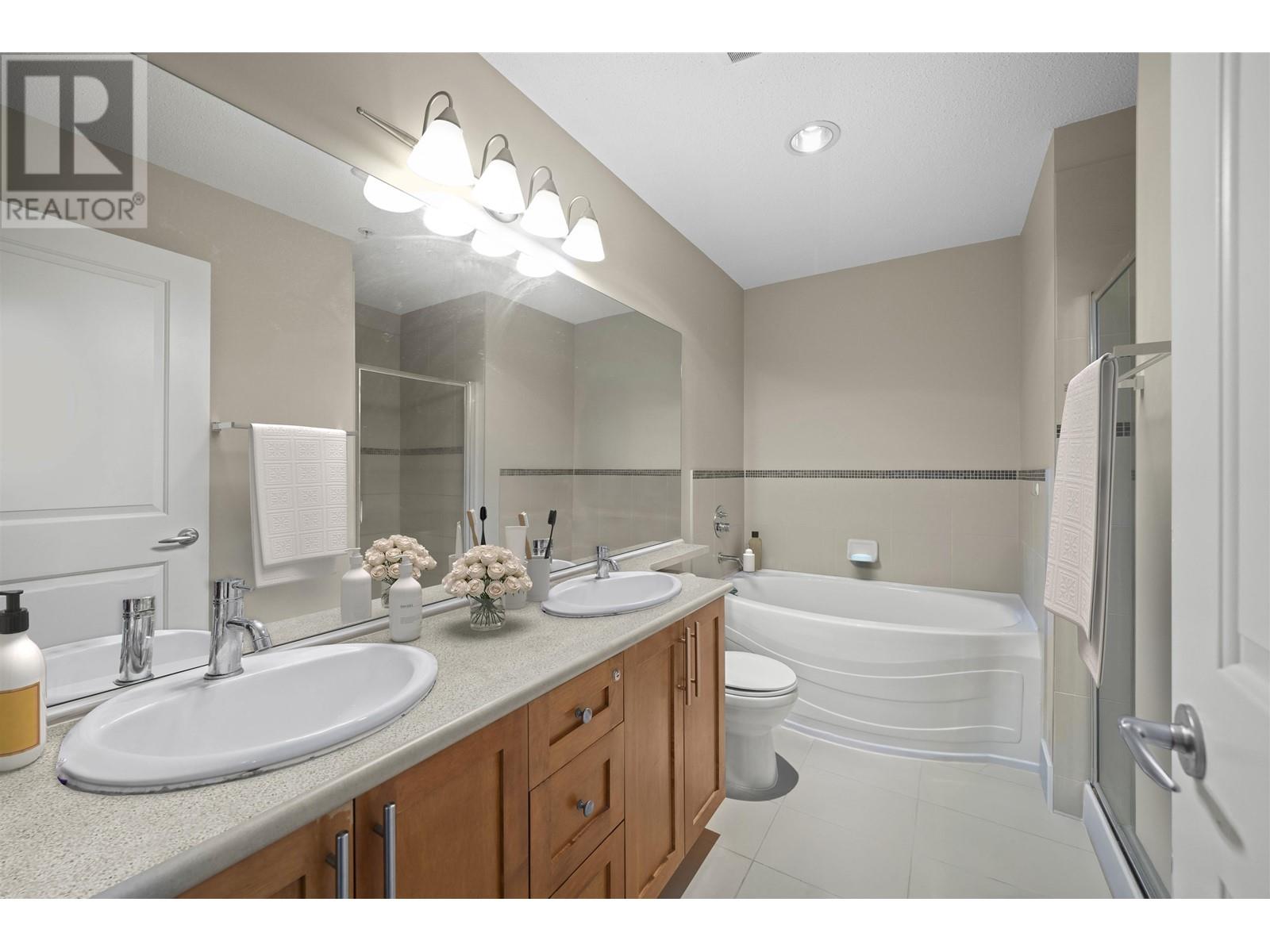 Listing Picture 7 of 40 : 315 2250 WESBROOK MALL, Vancouver / 溫哥華 - 魯藝地產 Yvonne Lu Group - MLS Medallion Club Member