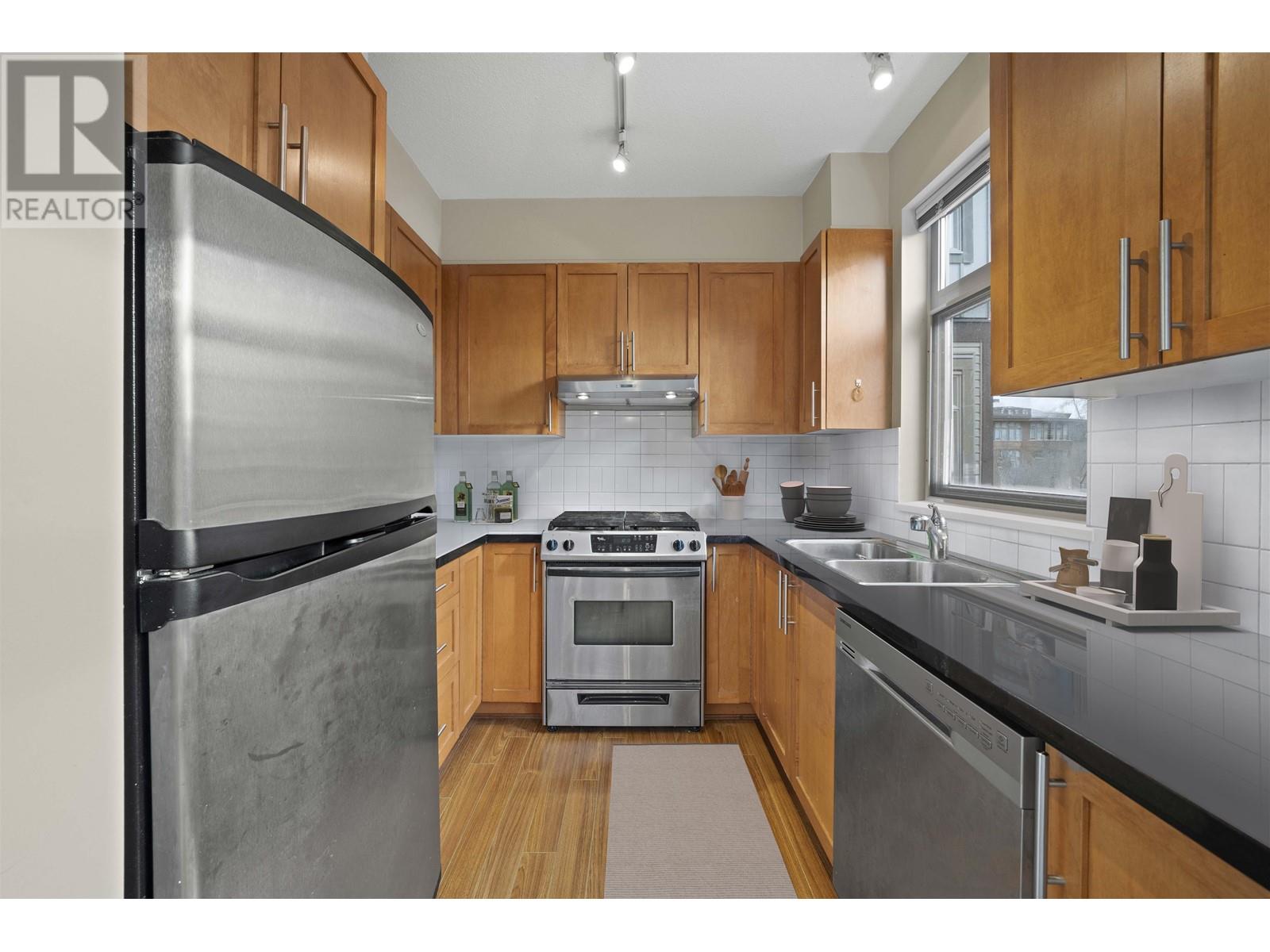 Listing Picture 4 of 40 : 315 2250 WESBROOK MALL, Vancouver / 溫哥華 - 魯藝地產 Yvonne Lu Group - MLS Medallion Club Member